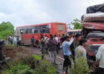 धरणगाव-जळगाव रस्त्यावर भीषण तिहेरी अपघात; ८ जण गंभीर जखमी