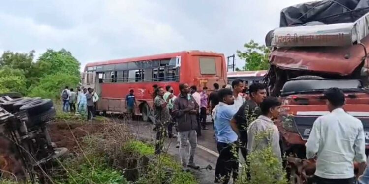 धरणगाव-जळगाव रस्त्यावर भीषण तिहेरी अपघात; ८ जण गंभीर जखमी