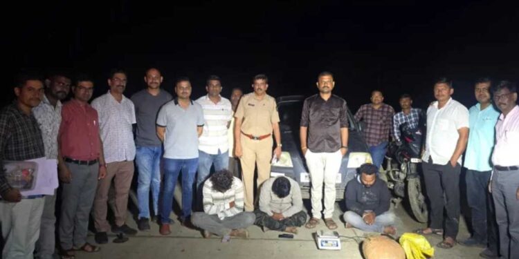 चोपडा ग्रामीण पोलिसांची धडक कारवाई; ७ किलो गांजासह ६.०८ लाखांचा मुद्देमाल जप्त, तिघे जेरबंद