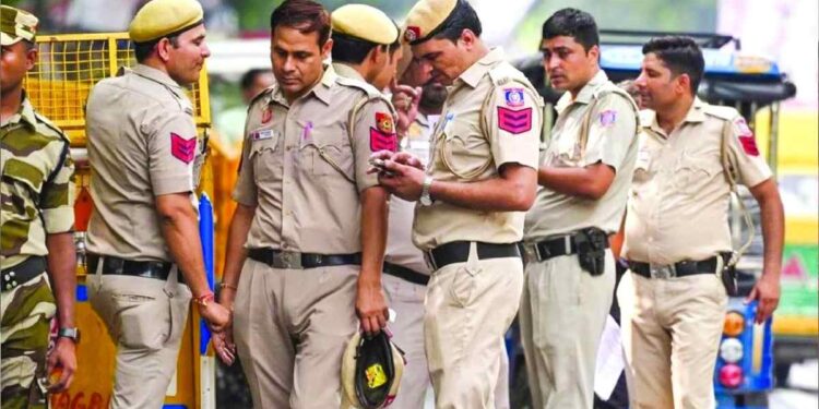 मोठी बातमी ! दिल्ली पोलीस दलाच्या सर्वच कर्मचाऱ्यांसह अधिकाऱ्यांच्या सुट्ट्या रद्द