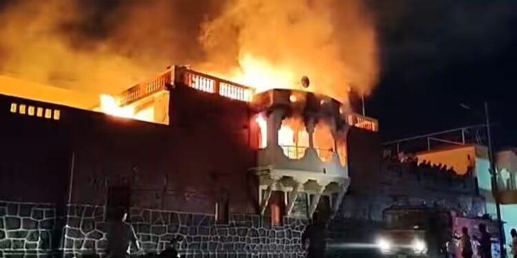 अमळनेरच्या संत सखाराम महाराज वाडी संस्थानाला भीषण आग; मुख्य मंदिर आणि मूर्ती सुरक्षित