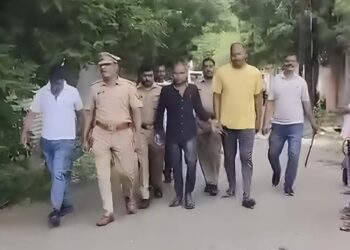 जेलच्या बाहेर ‘भाई’च्या बर्थडेचा जल्लोष भोवला; पोलिसांनी दोघांची काढली धिंड!