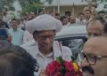 शरद पवारांच्या स्वागतासाठी जळगाव विमानतळावर कार्यकर्त्यांची गर्दी; दोन्ही राष्ट्रवादीच्या नेत्यांनी केले स्वागत