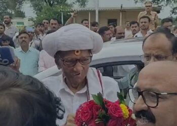 शरद पवारांच्या स्वागतासाठी जळगाव विमानतळावर कार्यकर्त्यांची गर्दी; दोन्ही राष्ट्रवादीच्या नेत्यांनी केले स्वागत