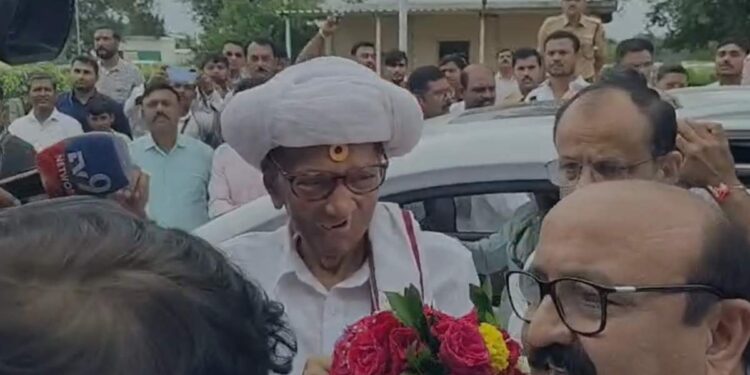 शरद पवारांच्या स्वागतासाठी जळगाव विमानतळावर कार्यकर्त्यांची गर्दी; दोन्ही राष्ट्रवादीच्या नेत्यांनी केले स्वागत