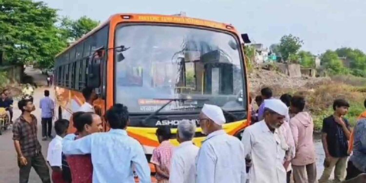 धक्कादायक ! जामनेर आगारातून मध्यरात्री एसटी बस चोरीला; पंक्चर झाल्याने पुलावरच सोडली बस
