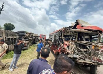 मालेगाव-चाळीसगाव रस्त्यावर भीषण अपघात; ट्रक-एसटी बसच्या धडकेत दोन महिलांचा मृत्यू, २३ जखमी