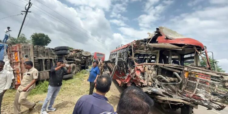 मालेगाव-चाळीसगाव रस्त्यावर भीषण अपघात; ट्रक-एसटी बसच्या धडकेत दोन महिलांचा मृत्यू, २३ जखमी
