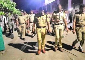 किराणा दुकानासमोर वाळू टाकली अन् वाद पेटला; जळगावात दोन गटांमध्ये दगडफेक