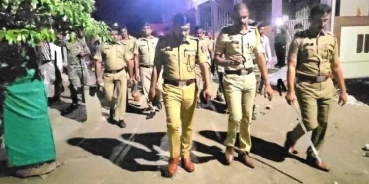 किराणा दुकानासमोर वाळू टाकली अन् वाद पेटला; जळगावात दोन गटांमध्ये दगडफेक