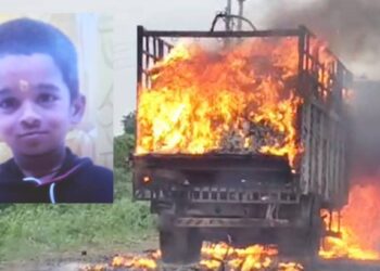 जळगाव ममुराबाद रस्त्यावर ट्रकने मुलाला चिरडले ! संतप्त जमावाने पेटवला ट्रक