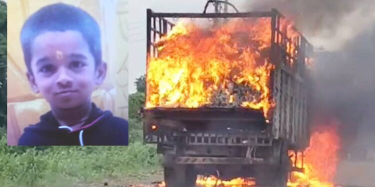 जळगाव ममुराबाद रस्त्यावर ट्रकने मुलाला चिरडले ! संतप्त जमावाने पेटवला ट्रक