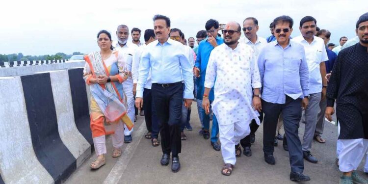 पाळधी–तरसोद बायपासवरील खचलेल्या पुलाची पालकमंत्री व जलसंपदा मंत्र्यांकडून पाहणी