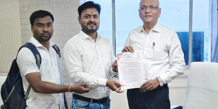 पीएच.डी. संशोधक विद्यार्थ्यांच्या मागण्यांसाठी विद्यापीठाला निवेदन