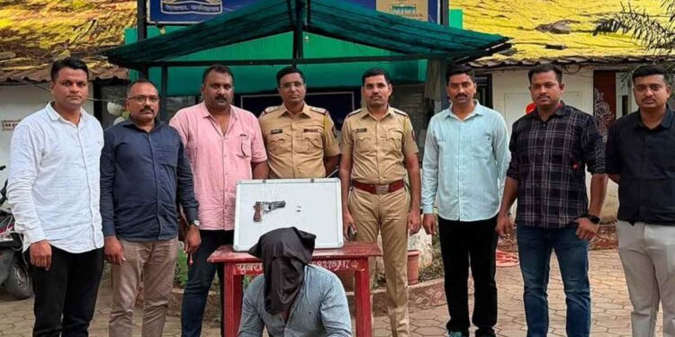 कंबरेला गावठी कट्टा घेऊन फिरत होता तरुण; रावेर पोलिसांनी आवळल्या मुसक्या