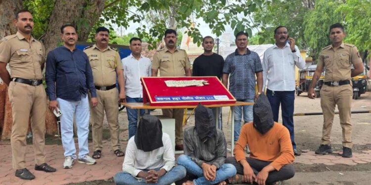 खिसेकापू टोळी जळगाव पोलिसांच्या जाळ्यात; चोरीची रक्कम जप्त