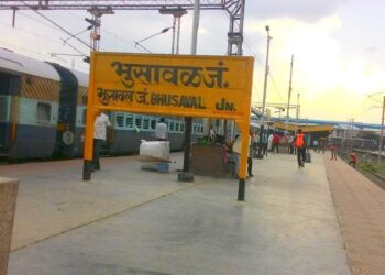 मंगला एक्सप्रेसमध्ये विद्यार्थ्यांना विषबाधेसदृश त्रास; भुसावळात पाऊण तास थांबवली ट्रेन