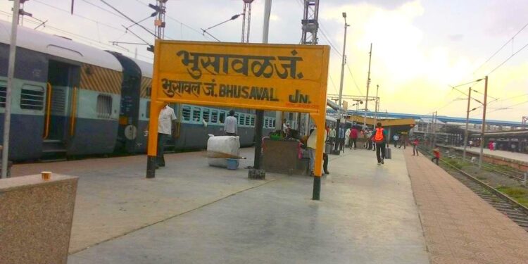 मंगला एक्सप्रेसमध्ये विद्यार्थ्यांना विषबाधेसदृश त्रास; भुसावळात पाऊण तास थांबवली ट्रेन