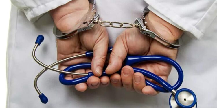 वैद्यकीय पदवी नाही, तरीही रुग्णांवर उपचार; दोन बोगस डॉक्टर जळगाव पोलिसांच्या जाळ्यात