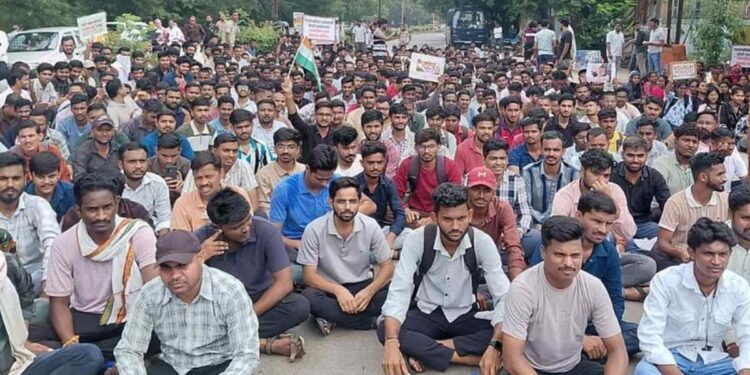 ‘आमच्या भवितव्याशी खेळू नका!’ MPSC विरोधात जळगावात विद्यार्थ्यांचा जोरदार आक्रोश