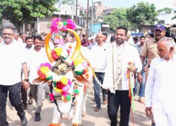 परंपरा जपत आधुनिक व नैसर्गिक शेतीचा अवलंब करावा : जिल्हाधिकारी रोहन घुगे