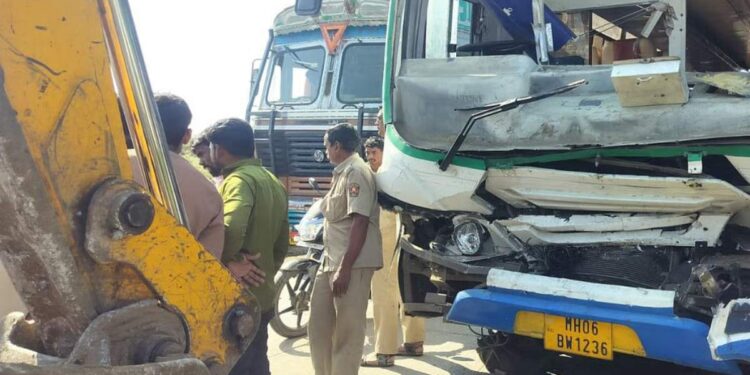 अजिंठा फाट्यावर एसटी बसची ट्रेलरला जोरदार धडक; २५ प्रवासी जखमी