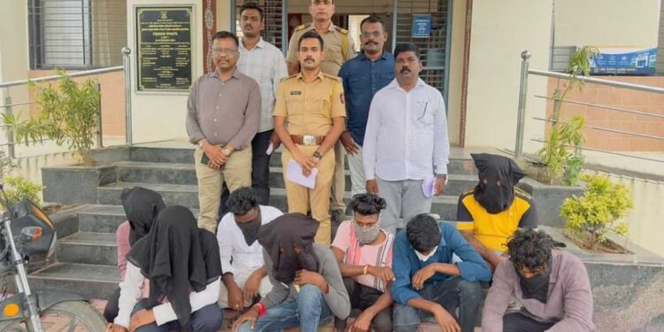 ग्रामस्थांच्या सतर्कतेने विहिरींच्या केबल चोरणाऱ्या आठ जणांना रंगेहात पकडले