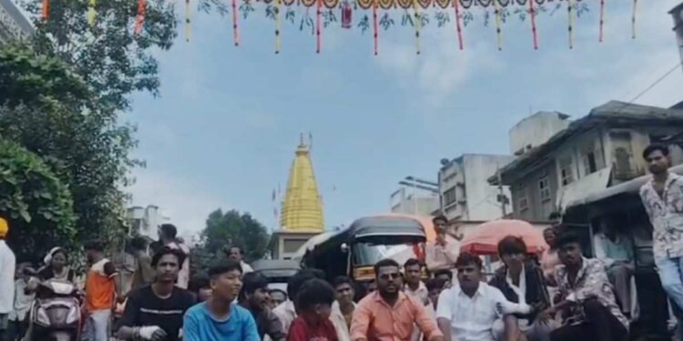 ५१ हजारांचे बक्षीस जाहीर, दिले ५१०० रुपये; जळगावात गोविंदांचा हंडीखालीच ठिय्या