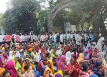 वनहक्कांच्या मागण्यांसाठी आदिवासी बांधव आक्रमक; जिल्हाधिकारी कार्यालयाचे प्रवेशद्वार रोखले!