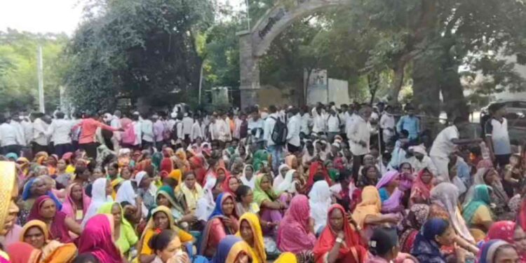 वनहक्कांच्या मागण्यांसाठी आदिवासी बांधव आक्रमक; जिल्हाधिकारी कार्यालयाचे प्रवेशद्वार रोखले!