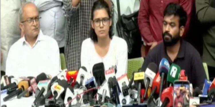 कॉकरोच जनता पार्टीच्या पत्रकार परिषदेत राडा! अभिजीत दिपकेंचा संताप