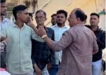जारगाव ग्रामसभेत खळबळ; प्रश्न विचारणाऱ्या तरुणाला माजी सरपंचाची भरसभेत मारहाण
