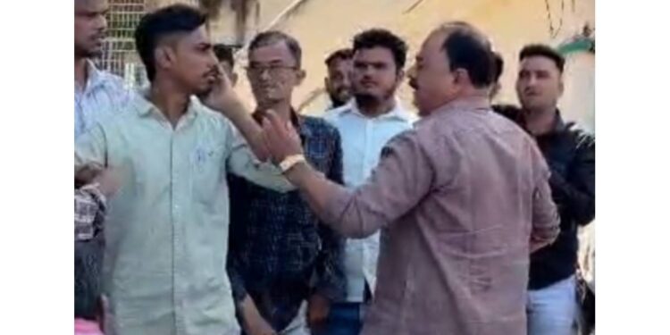 जारगाव ग्रामसभेत खळबळ; प्रश्न विचारणाऱ्या तरुणाला माजी सरपंचाची भरसभेत मारहाण