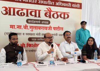 दुष्काळात निष्काळजीपणा खपवून घेणार नाही; पालकमंत्री गुलाबराव पाटलांचा अधिकाऱ्यांना इशारा