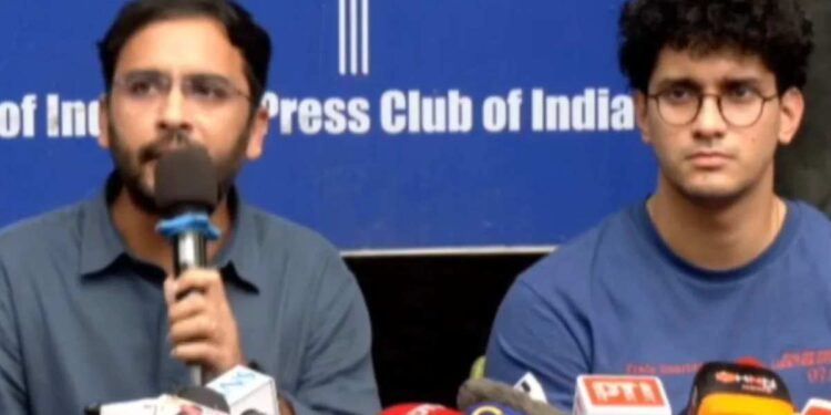 ‘मोदींसारखा भित्रा पंतप्रधान पाहिला नाही’; आशुतोष रांकांचा केंद्र सरकारवर हल्लाबोल