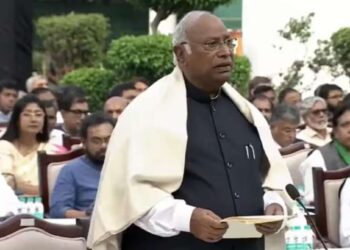 निवडणूक आयोगाविरोधात इंडिया ब्लॉकचा ‘प्रतिकात्मक महाभियोग’ ; खर्गेंचा ज्ञानेश कुमारांवर गंभीर आरोप;म्हणाले..