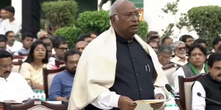 निवडणूक आयोगाविरोधात इंडिया ब्लॉकचा ‘प्रतिकात्मक महाभियोग’ ; खर्गेंचा ज्ञानेश कुमारांवर गंभीर आरोप;म्हणाले..
