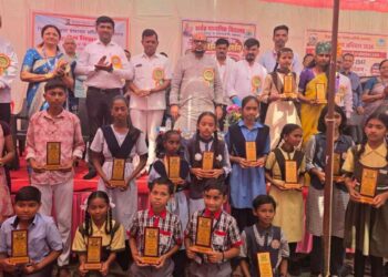 मोबाईलचे गुलाम बनू नका, विज्ञानाची कास धरा! पालकमंत्री गुलाबराव पाटील यांचे विद्यार्थ्यांना आवाहन
