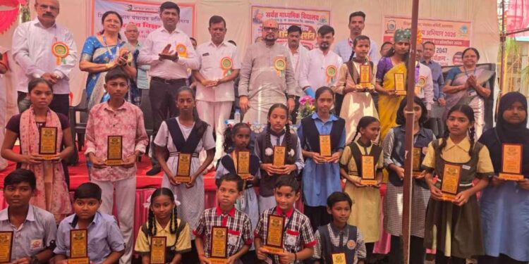 मोबाईलचे गुलाम बनू नका, विज्ञानाची कास धरा! पालकमंत्री गुलाबराव पाटील यांचे विद्यार्थ्यांना आवाहन