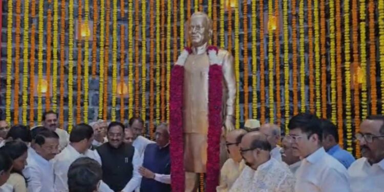 जळगाव जिल्हा बँकेत दिवंगत अजित पवार यांच्या पूर्णाकृती पुतळ्याचे अनावरण