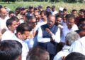महसूल मंत्री बावनकुळेंचा बांधावर शेतकऱ्यांशी थेट संवाद; शेतात पिठलं-भाकरीचा घेतला आस्वाद