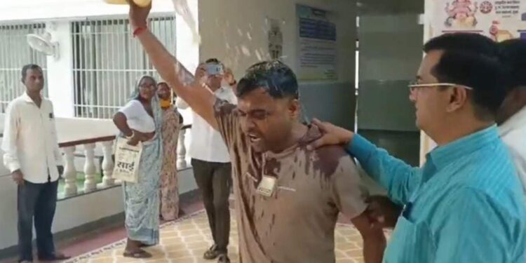 चाळीसगाव तहसील कार्यालयात तक्रारदाराचा आत्मदहनाच्या प्रयत्नाने खळबळ!