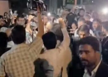 अखेर राहुल गांधी सुप्रीम कोर्टात दाखल ; विरोधकांचा मार्च संपला
