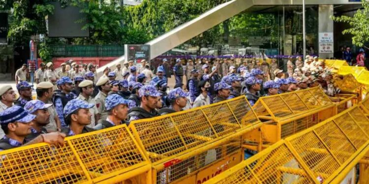 ‘माशी मारायला हातोडा कशाला?’ दिल्लीतील निर्बंधांवर सुप्रीम कोर्टाची सरकारला चपराक