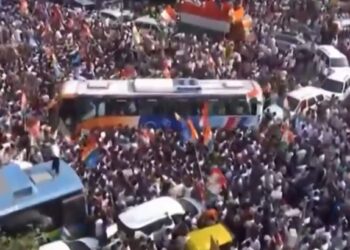 राहुल गांधींसह विरोधकांचा सर्वोच्च न्यायालयाकडे मोर्चा; मोदी-शाहांविरोधात घोषणाबाजी