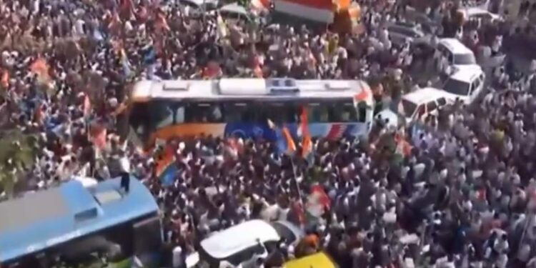 राहुल गांधींसह विरोधकांचा सर्वोच्च न्यायालयाकडे मोर्चा; मोदी-शाहांविरोधात घोषणाबाजी