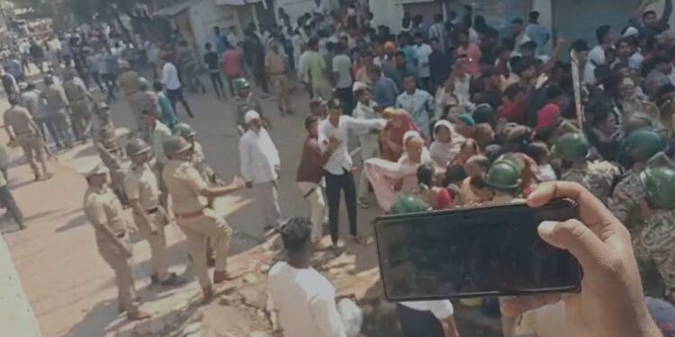 किनगावात RSS पथसंचलनाला विरोध; तुरळक दगडफेक, पोलिसांचा सौम्य लाठीचार्ज