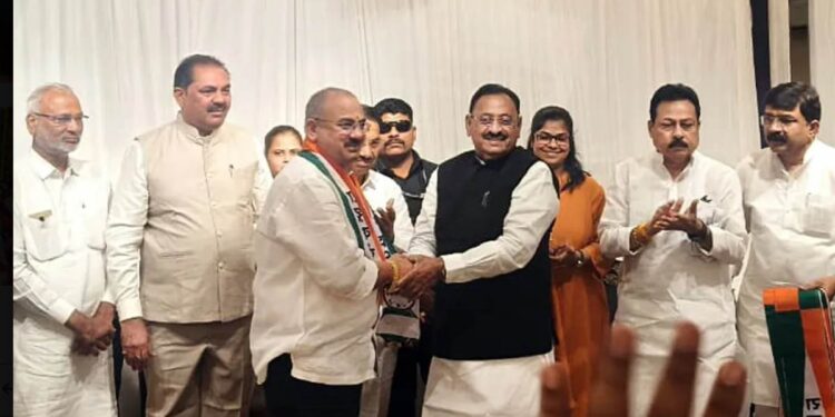 जळगावात शिंदेसेनेला मोठा धक्का! निलेश पाटील शेकडो कार्यकर्त्यांसह राष्ट्रवादीत