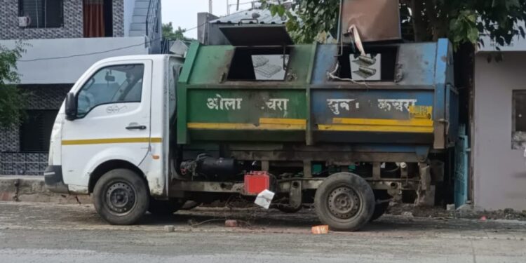 जळगावात कचराकोंडी कायम! आजही अनेक भागांत घंटागाड्या फिरल्या नाहीत; नागरिक त्रस्त