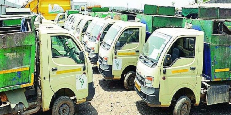 पगार थकला..कर्मचारी संपावर ; जळगावातील कचरा संकलन ठप्प, गल्लीबोळांत कचऱ्याचे ढीग